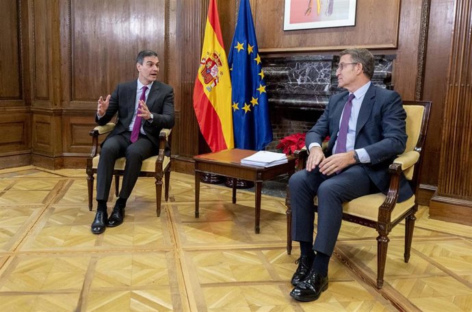 El presidente del Gobierno, Pedro Sánchez (i), y el líder del PP, Alberto Núñez Feijóo (d), conversan durante una reunión, en el Congreso de los Diputados, a 22 de diciembre de 2023, en Madrid (España)