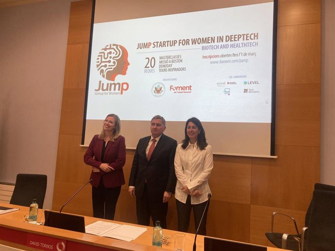La cónsul general de EE.UU.  en Barcelona, Katie Stana; el secretario general de la patronal, David Tornos, y la directora de innovación de la organización, Maria Mora.