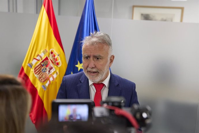 El ministro de Política Territorial y Memoria Democrática, Ángel Víctor Torres, ofrece declaraciones a los medios tras una reunión con el presidente de CERMI, en la sede del Ministerio, a 2 de enero de 2024, en Madrid (España). Durante el encuentro, han