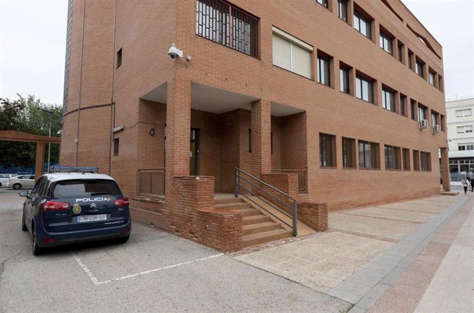 Archivo - Un vehículo de Policía Nacional al lado del Juzgado de Instrucción 4 de Torrejón de Ardoz.