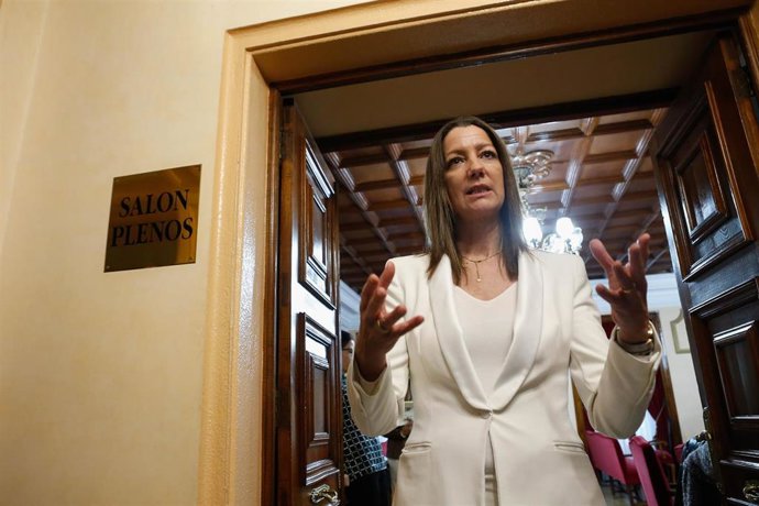 La ya ex regidora de Lugo, Lara Méndez, atiende a los medios a su salida del pleno extraordinario tras dimitir de su cargo como alcaldesa, a 12 de enero de 2024, en Lugo, Galicia (España). 