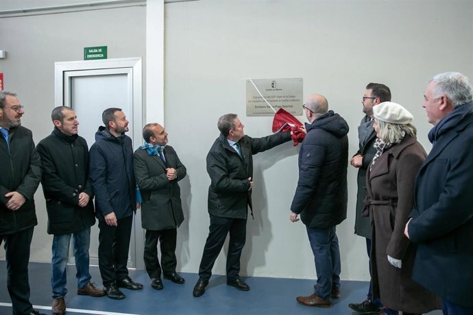 El presidente de Castilla-La Mancha, Emiliano García-Page, inaugura el nuevo gimnasio del CEIP Virgen de la Granja de Yunquera de Henares.