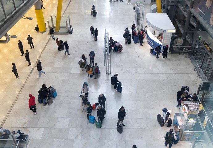 Varias personas en el aeropuerto Adolfo Suárez Madrid-Barajas, a 5 de enero de 2024, en Madrid (España). 