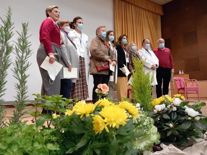Momento de entrega de obsequios a jubilados del Hospital Macarena durante un acto de homenaje.