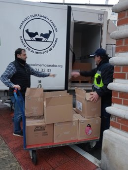 Una campaña solidaria en el centro cívico Judimendi de Vitoria recoge 167 kilos de comida para el Banco de Alimentos