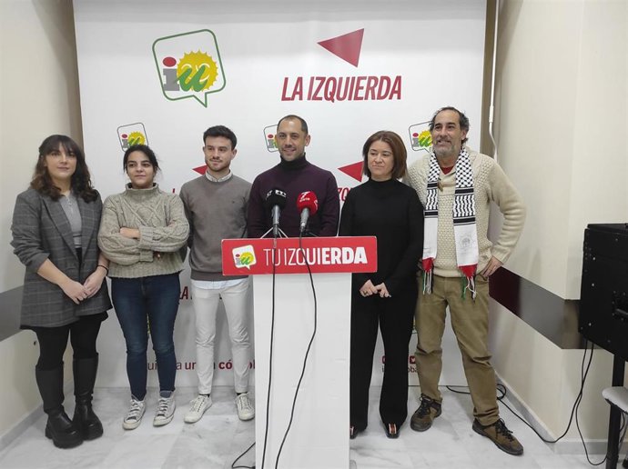 Sebastián Pérez (centro), en la sede provincial de IU, junto a otros responsables de la coalición.