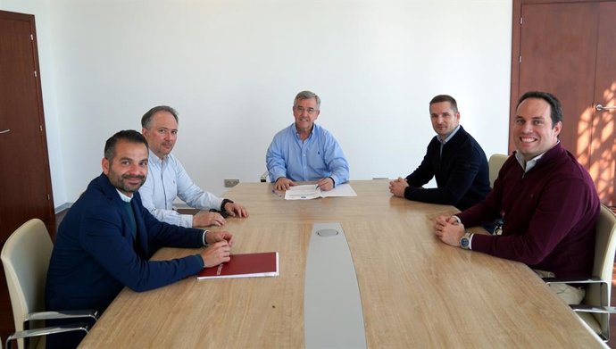 El alcalde del municipio malagueño de Estepona, José María García Urbano, y responsables de la empresa Innovaciones Técnicas y Recursos Constructivos SA en la firma de un acuerdo