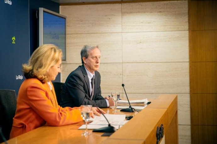 La consejera de Salud y Políticas Sociales del Gobierno de La Rioja, María Martín, y el subdirector general de Salud Mental, Carlos Piserra, han presentado esta mañana la estructura de la Estrategia de Salud Mental de La Rioja