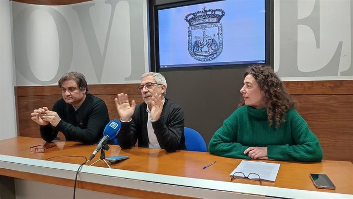 El portavoz de IU-Convocatoria por Oviedo, Gaspar Llamazares, en rueda de prensa junto a los concejales Alejandro Suárez y Cristina Pontón.