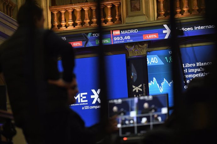 Un panel del Ibex 35, en el Palacio de la Bolsa, a 9 de enero de 2024, en Madrid (España). 