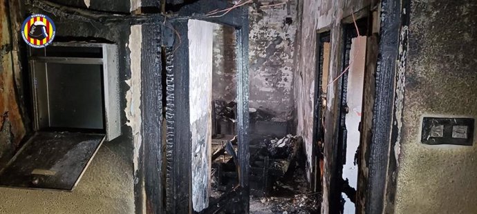 Estado en el que ha quedado la vivienda incendiada en Torrent