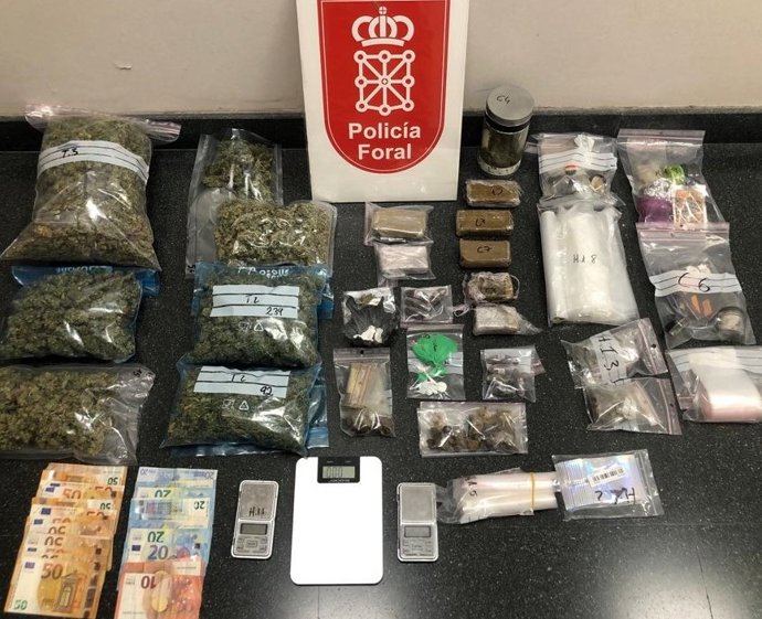 Material y sustancias incautadas a un detenido por tráfico de drogas en la merindad de Olite.