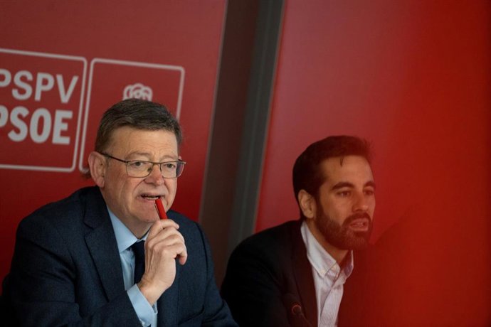 Archivo - El secretario general del PSPV-PSOE, Ximo Puig (i), y el secretario de la Organización, José Muñoz (d), durante una reunión de la Comisión Ejecutiva Nacional (CEN) de los socialistas valencianos