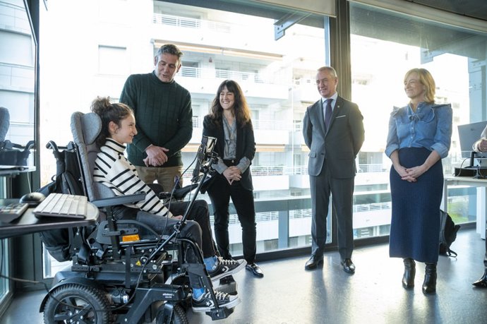 El Lehendakari, Iñigo Urkullu, en las instalaciones de Irisbond junto a Paule, una niña que utiliza la tecnología de seguimiento ocular