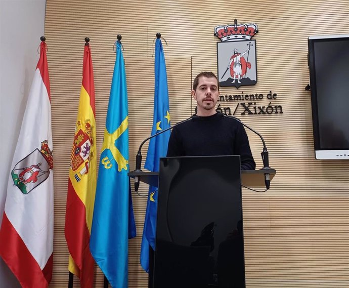 El portavoz de IU - Más País - IAS en el Ayuntamiento de Gijón, Javier Suárez Llana, en rueda de prensa en el Consistorio gijonés.