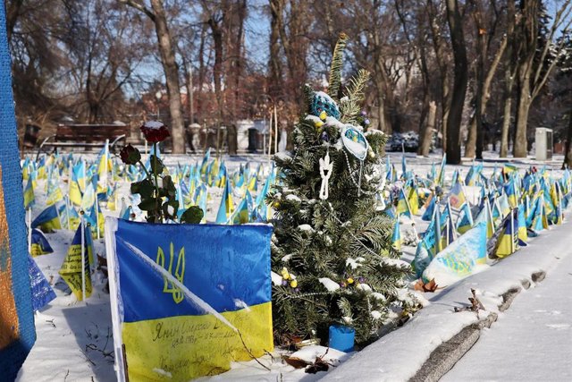 Memorial improvisado por las muertes en la guerra de Ucrania levantado en Zaporiyia.