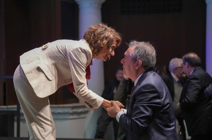 La vicepresidenta primera del Gobierno y ministra de Hacienda, María Jesús Montero (i), junto al secretario general del PSOE-A, Juan Espadas (d), durante el acto Encuentros SER, a 12 de enero del 2024 en Sevilla (Andalucía, España).