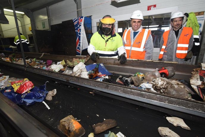 El presidente de Diputación, Francis Rodríguez, en la planta de tratamiento de residuos Ecocentral de Alhendín.