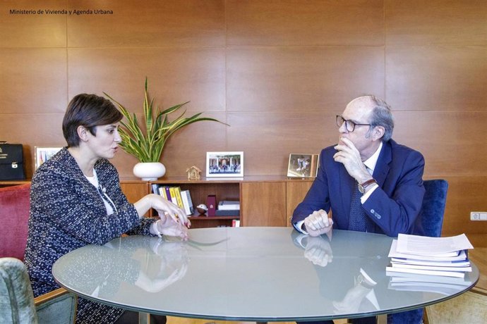 El Defensor del Pueblo, Ángel Gabilondo, y la ministra de Vivienda y Agenda Urbana, Isabel Rodríguez, en la sede del Ministerio durante el encuentro de este jueves (11 de enero de 2024).