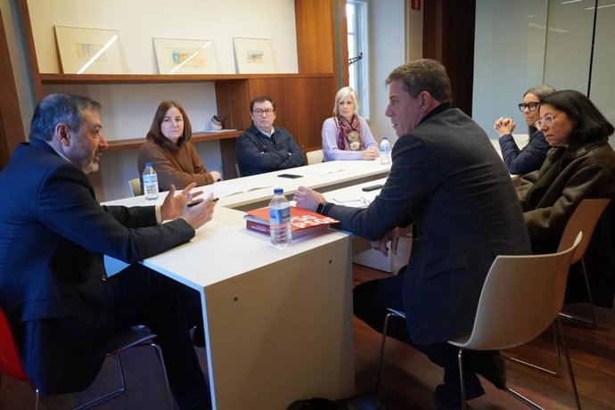 El candidato del PSdeG a la Presidencia de la Xunta, José Ramón Gómez Besteiro, se reúne con el decano del Colexio Oficial de Arquitectos de Galicia, Luciano Alfaya