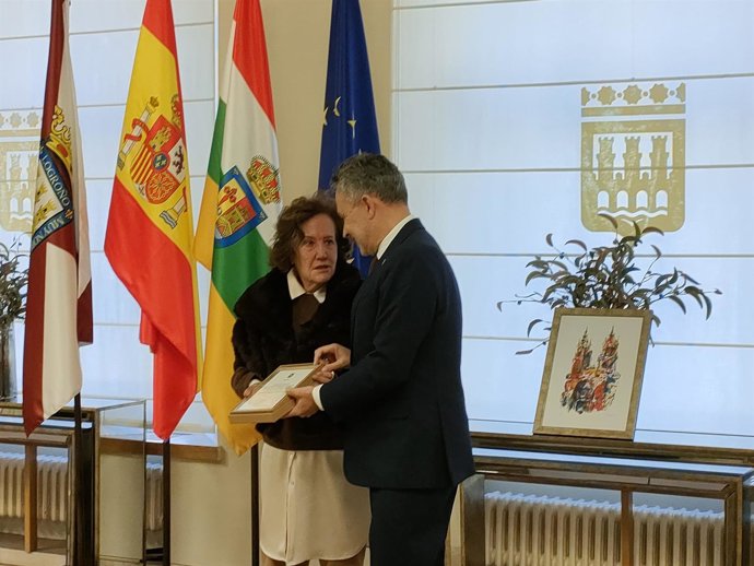 El alcalde de Logroño, Conrado Escobar, entrega una placa a Mercedes González Marijuán, madre del fallecido diplomático logroñés, Bruno García-Dobarco