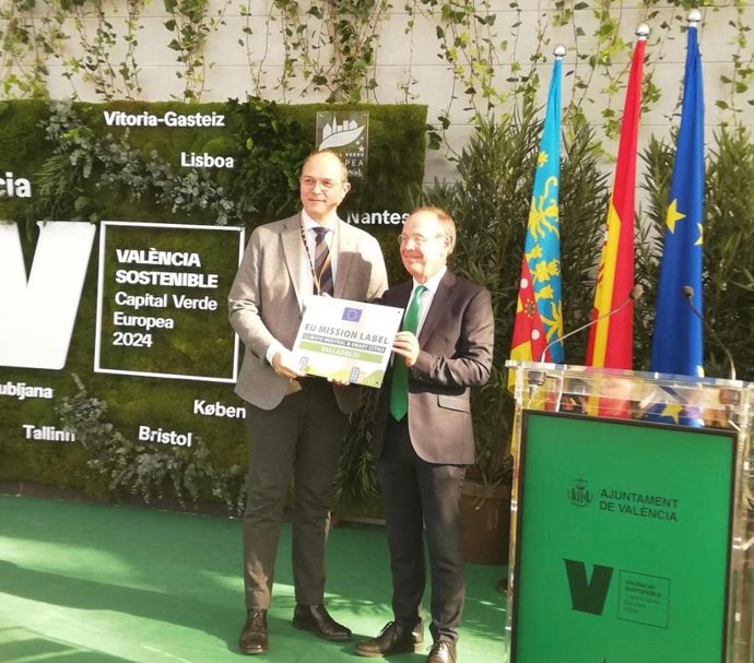 El concejal de Medio Ambiente del Ayuntamiento de Valladolid, Alejandro García Pellitero, recoge  el Sello Misión de la Comisión Europea