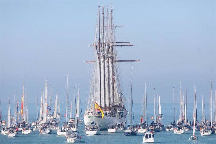 Archivo - El Buque Escuela 'Juan Sebastián de Elcano' saliendo de Cádiz en su último crucero de instrucción en 2022.