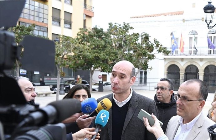 El portavoz del PP de Extremadura, José Ángel Sánchez Juliá, atiende a los medios en Navalmoral de la Mata