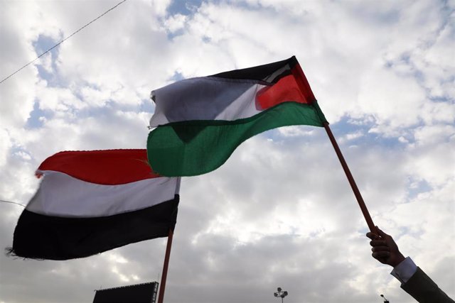 Banderas en una manifestación de apoyo a los palestinos en Saná, Yemen