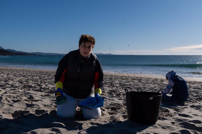 Voluntarios hacen una recogida de pélets de la arena, Galicia, a 7 de enero de 2024, en A Coruña, Galicia.