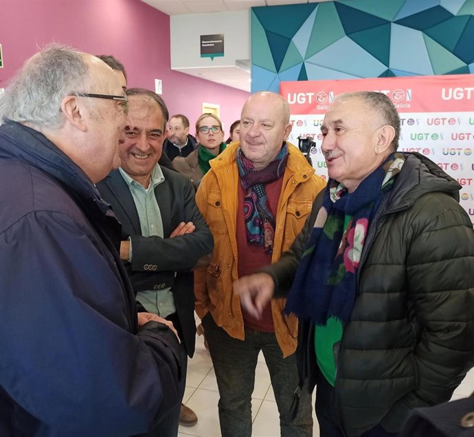 El secretario general de UGT, Pepe Álvarez, saluda al expresidente socialista Fernando González Laxe