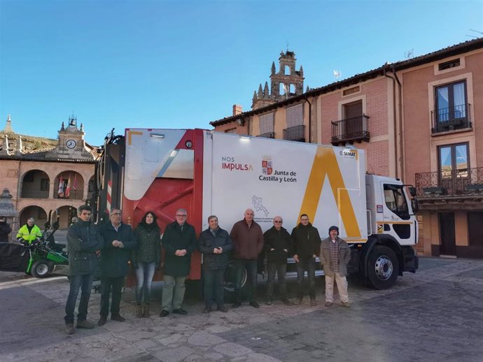 Los representantes de la Junta de Castilla y León y la alcaldesa de Ayllón, junto a varios concejales, ante el nuevo camión de recogida de residuos urbanos para la Mancomunidad del Nordeste de Segovia.