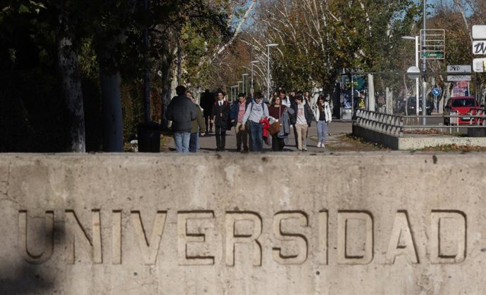 Varias personas en la Universidad Complutense de Madrid, a 15 de diciembre de 2023, en una foto de archivo 