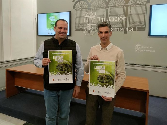 El diputado de Cultura de Salamanca, David Mingo (i), y el alcalde de Parada de Rubiales, José María Cubillo (d), en la presentación del certamen literario