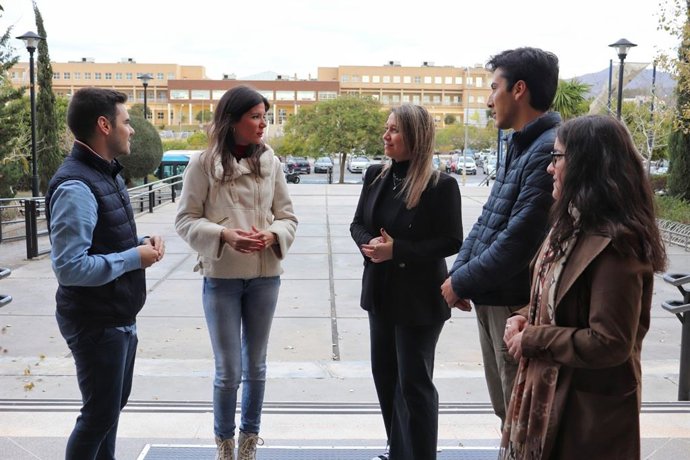 La diputada autonómica del PP y presidenta de Nuevas Generaciones de Málaga, Jessica Trujillo, junto a la también parlamentaria andaluza del PP Loli Caetano.