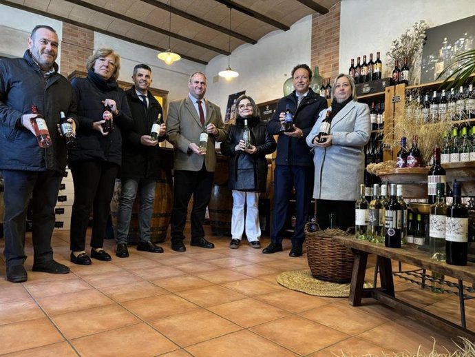 El consejero Martínez Lizán durante la visita a Campo de Criptana.