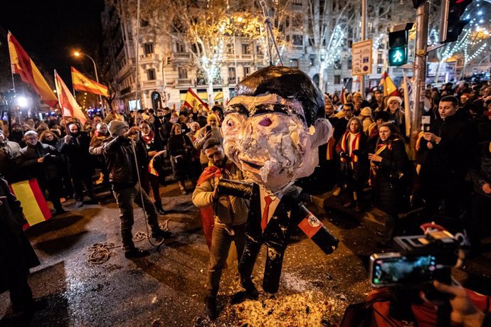 Decenas de personas celebran la entrada del año nuevo en la calle Ferraz, a 1 de enero de 2024, en Madrid (España). Revuelta, la organización juvenil de la órbita de Vox convocante de las concentraciones en Ferraz, ha llamado a tomar las uvas esta Noche