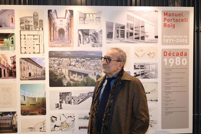 Peu de foto: Manuel Portaceli posa al costat d'un dels murals de l'exposició al CTAV.