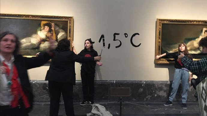 Archivo - Activistas ecológicas se pegan al marco de los cuadros de 'Las Majas' de Goya en el Museo del Prado