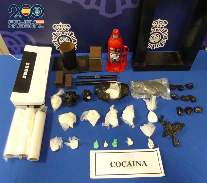 Detenidas dos personas que llevaban casi un kilo de cocaína.