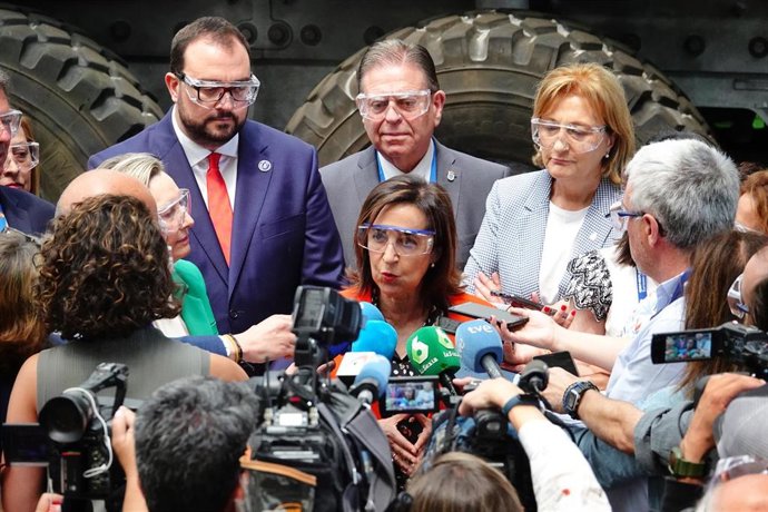 Archivo - La ministra de Defensa, Margarita Robles, acompañada del presidente del Principado en funciones, Adrián Barbón, atiende a loas medios antes de la visita a la fábrica de Santa Bárbara Sistemas en Trubia, a 30 de junio de 2023.