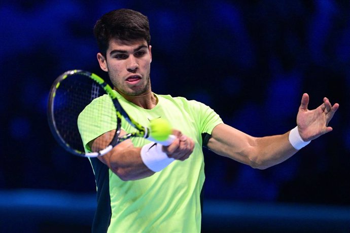 Archivo - 17 November 2023, Italy, Turin: Spanish tennis player Carlos Alcaraz in action against Russian Daniil Medvedev during their men's singles match of the 2023 ATP Finals tennis tournament. Photo: Marco Alpozzi/LaPresse via ZUMA Press/dpa