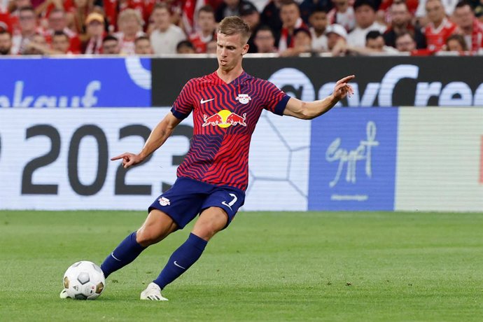 Archivo - FILED - 12 August 2023, Bavaria, Munich: Leipzig's Dani Olmo in action DFL Supercup soccer match between FC Bayern Munich and RB Leipzig at the Allianz Arena. Photo: Daniel Lb/dpa