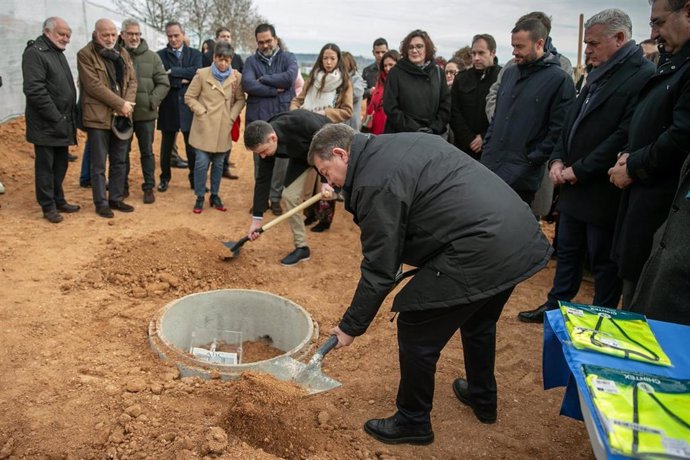 El presidente de Castilla-La Mancha, Emiliano García-Page, coloca la primera piedra del nuevo centro de salud de Cabanillas del Campo.