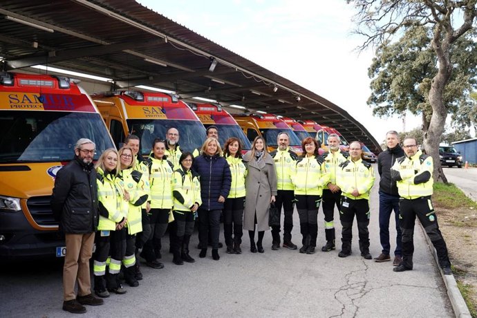 La vicealcaldesa y delegada de Seguridad y Emergencias, Inmaculada Sanz, con miembros del Samur