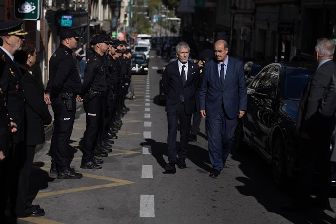 Archivo - El ministro del Interior, Fernando Grande-Marlaska (2d) y el director general de la Policía, Francisco Pardo, saludan a mandos policiales en Madrid