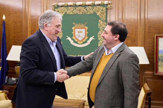 El alcalde de Pamplona, Joseba Asiron (i), recibe al presidente del Parlamento de Navarra, Unai Hualde.