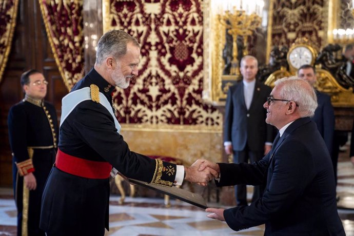 El Rey Felipe VI (2i) recibe la Carta Credencial del embajador de la República Islámica de Irán, Reza Zabib (1d), en el Palacio Real, a 12 de enero de 2024