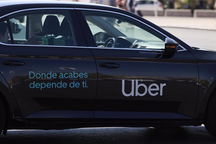 Archivo - Un taxi de Uber en la zona de Atocha, en Madrid (España).