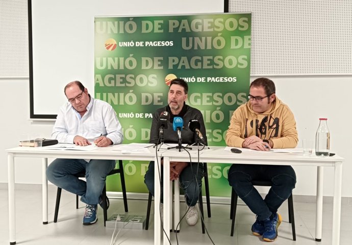 Los representantes de Unió de Pagesos Nstor Serra, Rossend Saltiveri y Jordi Armengol valoran el balance del sector porcino en 2023 este viernes en Lleida